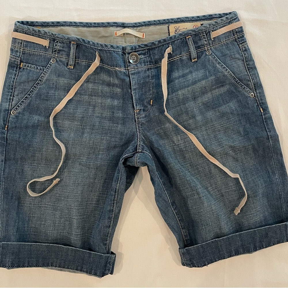 GAP Excellent Condition Women’s Denim Jean Shorts in Medium Wash Color Size 2